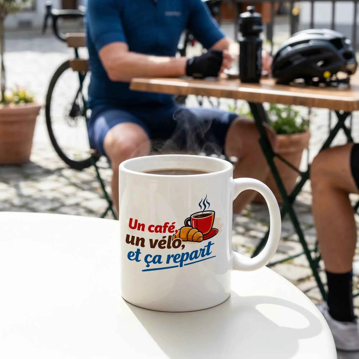 Mug vélo Un café un vélo et ça repart, vue de face avec la punchline imprimée