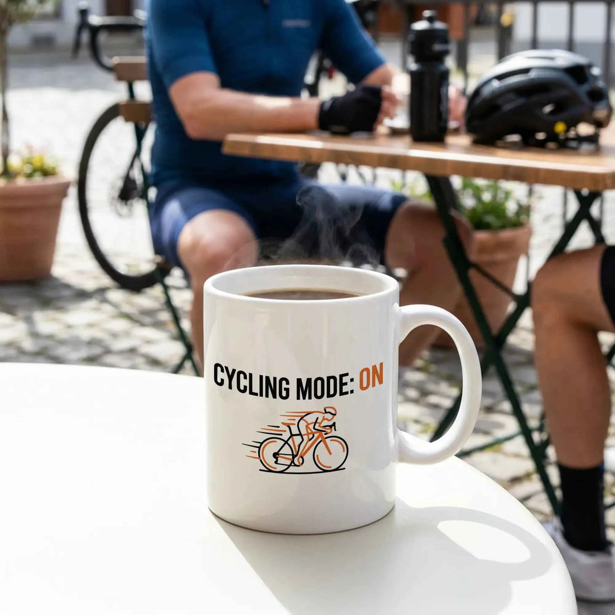Mug vélo Cycling Mode On, vue de face avec la punchline imprimée