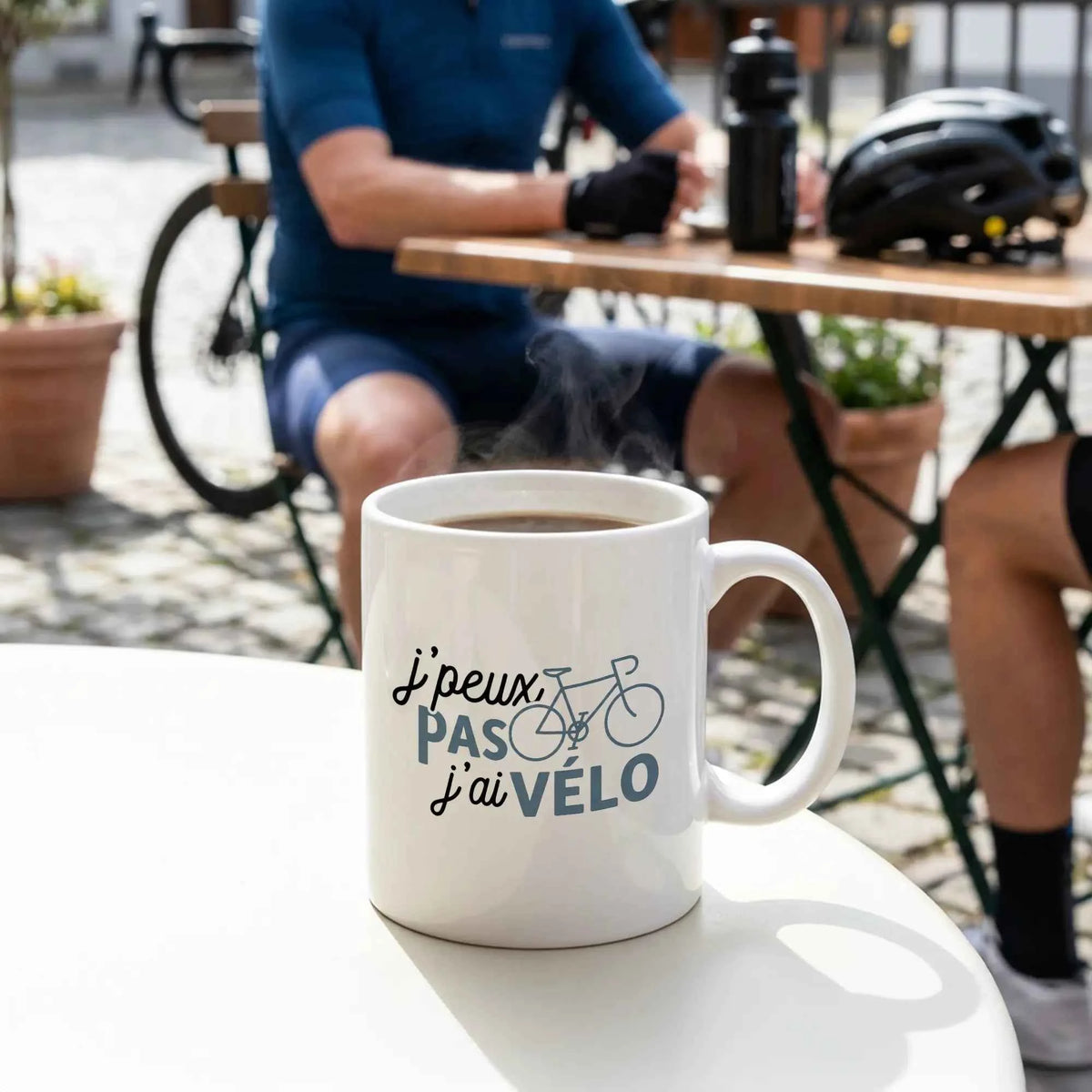 Mug vélo J'peux pas j'ai vélo, vue de face avec la punchline imprimée
