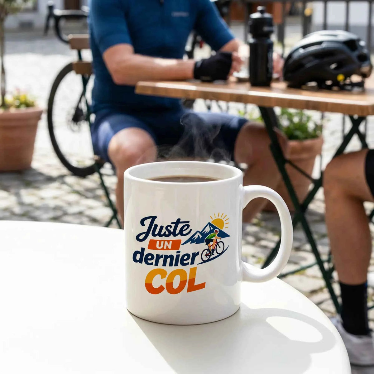Mug vélo Juste un dernier col, vue de face avec la punchline imprimée