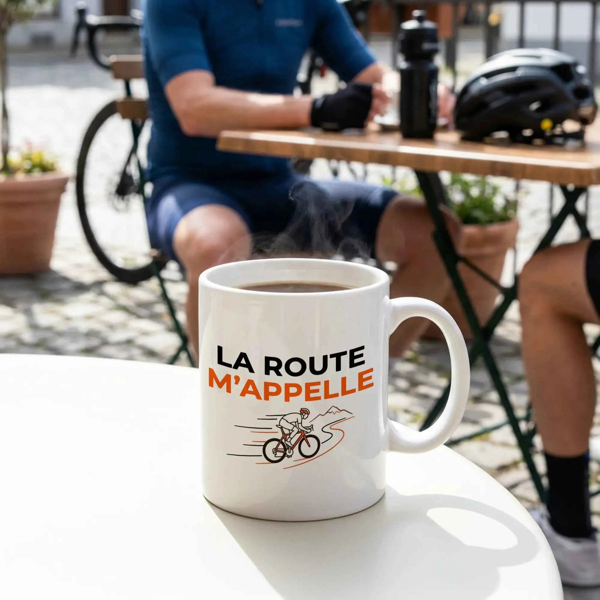Mug vélo La route m'appelle, vue de face avec la punchline imprimée