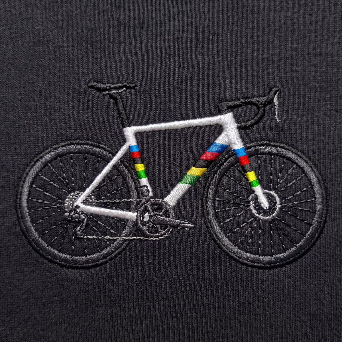 Aperçu de la broderie du vélo arc-en-ciel sur sweat noir