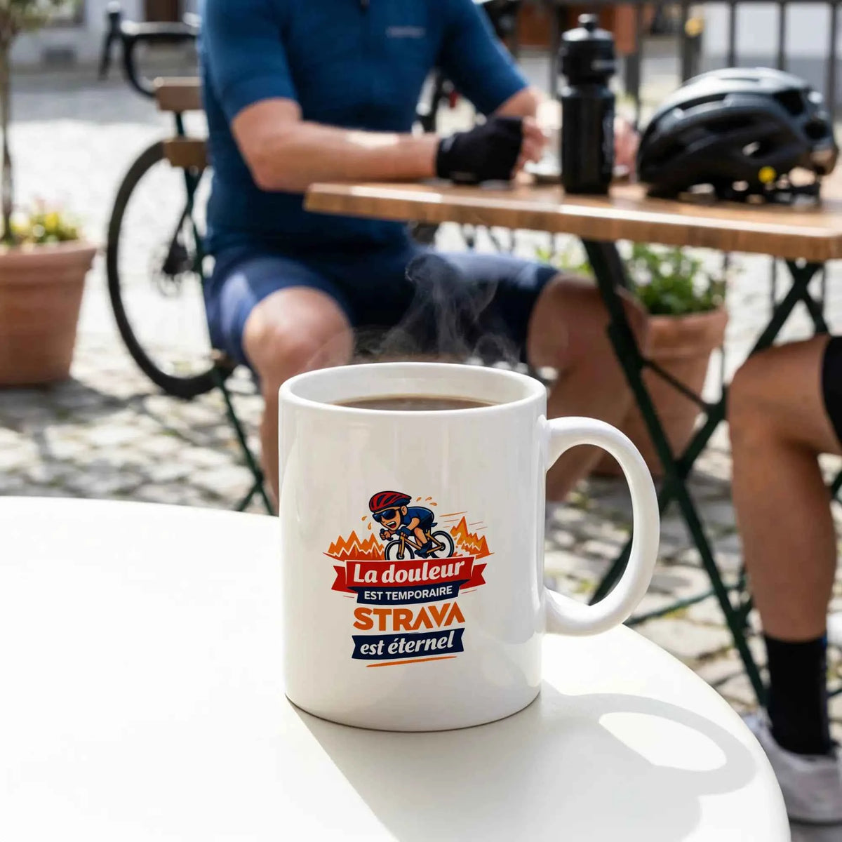 Mug vélo La douleur est temporaire Strava est éternel, vue de face